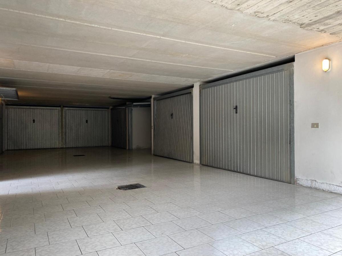 Free Parking - Blue Apartment Vicino Al Centro 西尔米奥奈 外观 照片