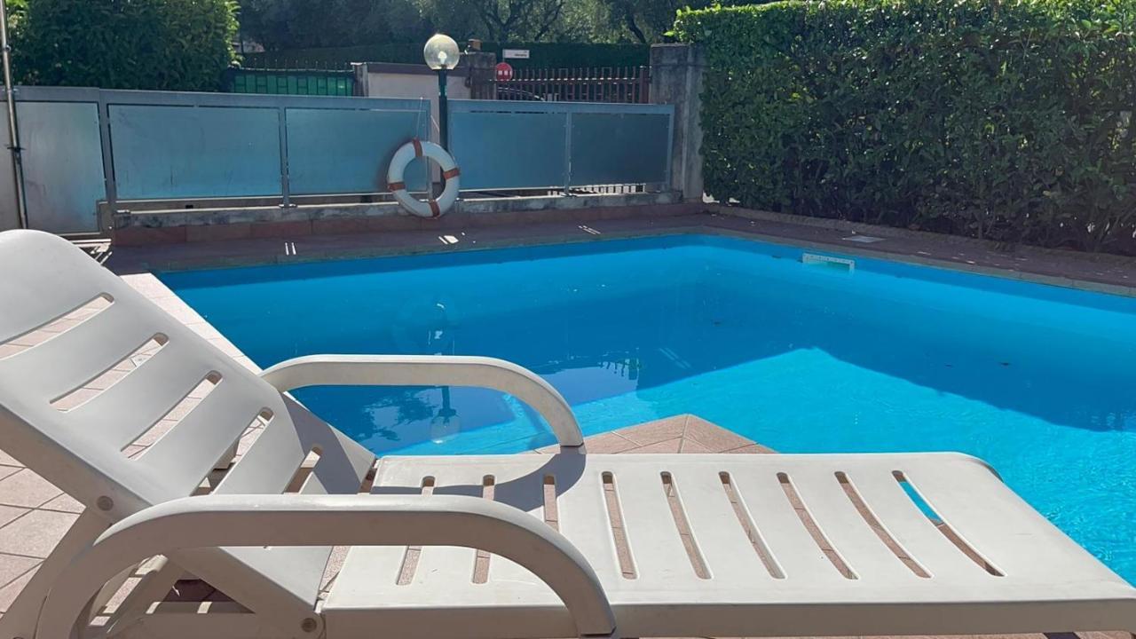 Free Parking - Blue Apartment Vicino Al Centro 西尔米奥奈 外观 照片